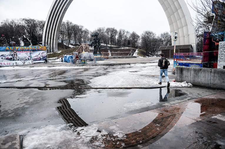 В Киеве - мокрый снег и огромные лужи.