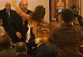 Охрана выносит активистку Femen после попытки сорвать речь Ле Пен