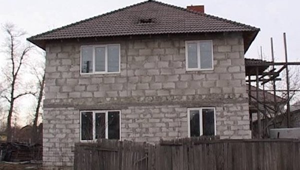 Дом в Киеве, который обстреляли из гранатомета