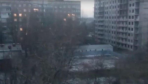 В Донецке несколько часов раздаются залпы