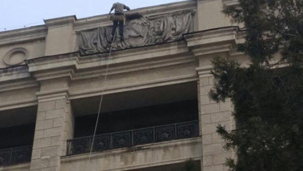 В Харькове с фасада университета демонтировали серп и молот