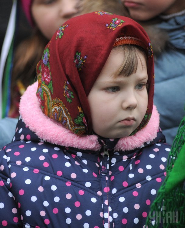 Школьники празднуют Масленицу в Киеве