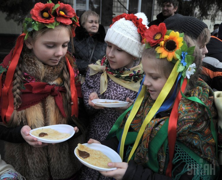 Школьники празднуют Масленицу в Киеве