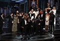 Режиссер фильма Лунный свет Барри Дженкинс с актерами во время вручения Оскара