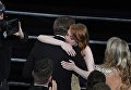 Победительница в номинации Лучшая актриса Эмма Стоун обнимает актера Райана Гослинга