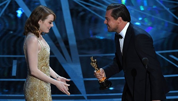 Актер Леонардо Ди Каприо вручает Оскар Эмме Стоун в номинации Лучшая актриса
