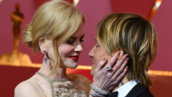 Актриса Николь Кидман с супругом Китом Урбаном на церемонии награждения Оскар