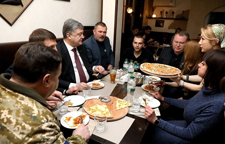 Президент Петр Порошенко в пиццерии