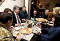 Президент Петр Порошенко в пиццерии