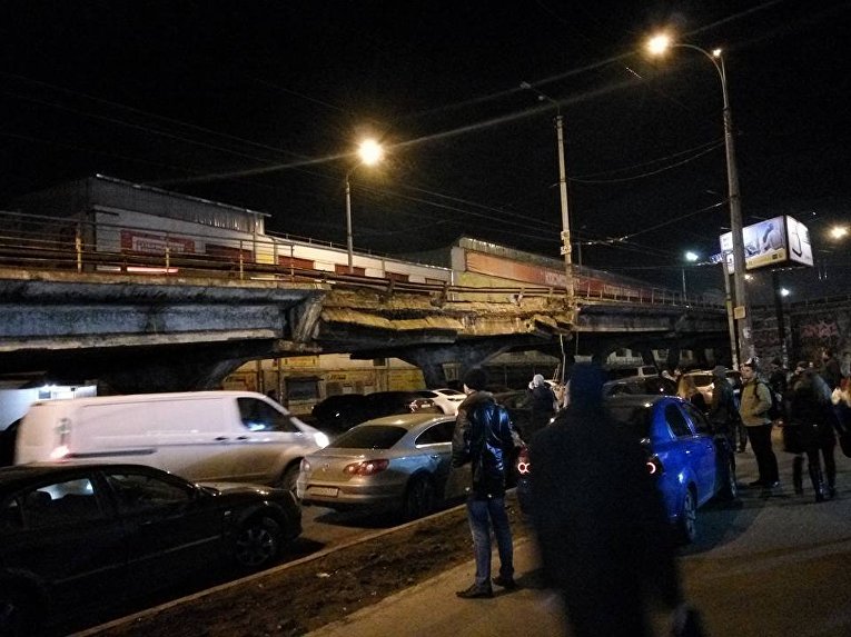 В Киеве частично обрушился мост на Шулявском путепроводе