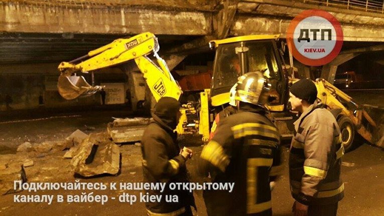 Демонтаж на Шулявском путепроводе в Киеве после обрушения
