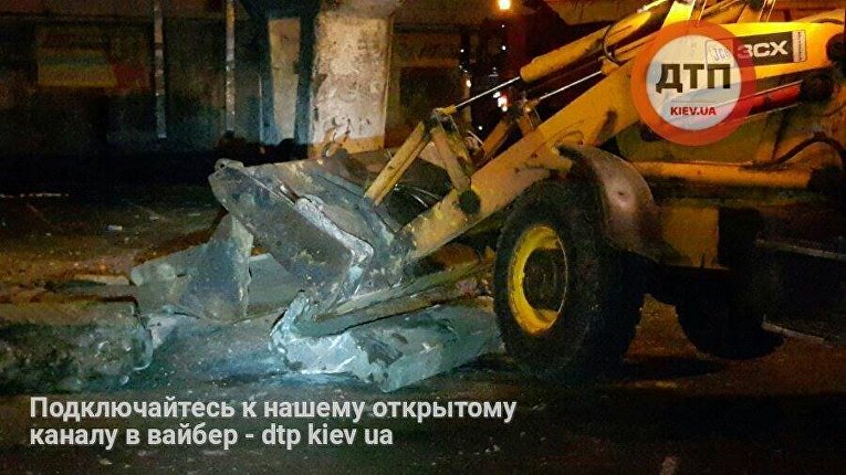 Демонтаж на Шулявском путепроводе в Киеве после обрушения