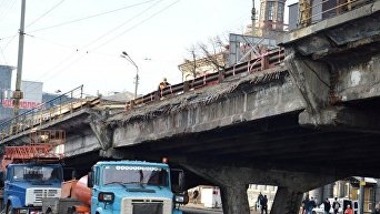 Обвал части Шулявского моста в Киеве