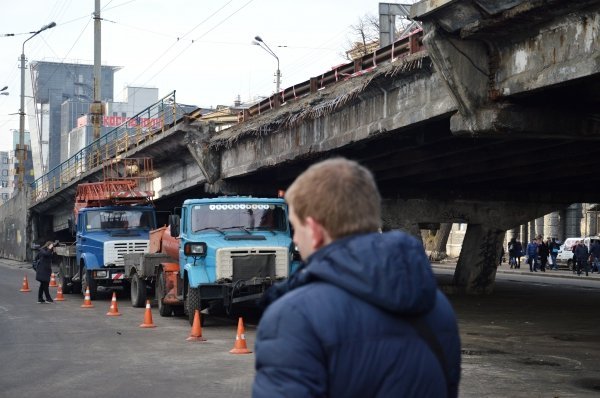 Ремонтные работы на месте обвала Шулявского моста в Киеве