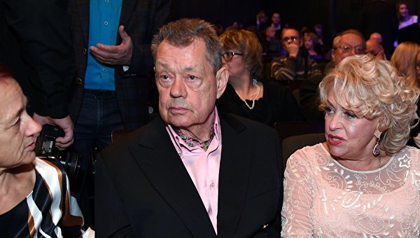 Актер Николай Караченцов (в центре) и его супруга, актриса Людмила Поргина. Архивное фото
