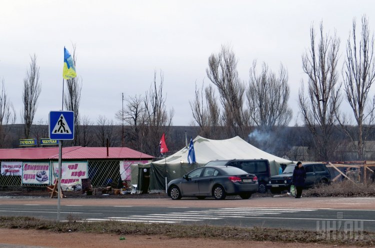 Блокпост участников блокады на трассе Донецк-Мариуполь