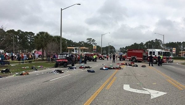 ДТП в Алабаме: авто врезалось в колонну школьников