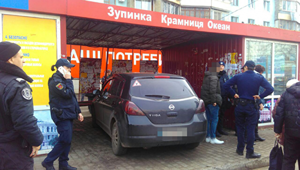 В Одессе автомобиль влетел в остановку с людьми