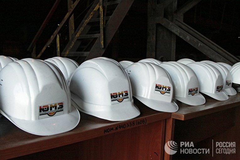 Каски рабочих на Юзовском металлургическом заводе в Донецке