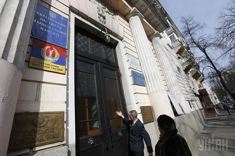 Неизвестные подожгли двери Украинского института национальной памяти в Киеве