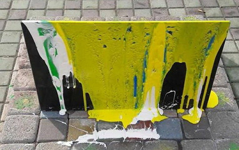 Поврежденный вандалами памятный знак Героям Голосеевского района, погибшим во время проведения АТО
