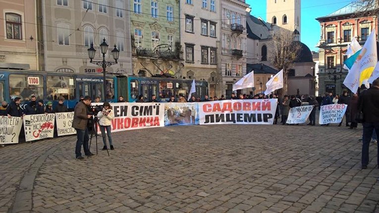Во Львове пикетируют здание горсовета
