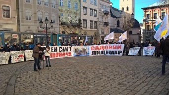 Во Львове пикетируют здание горсовета
