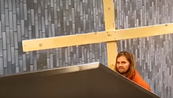 Парень, одетый как Иисус, застрял на эскалаторе метро Кельна