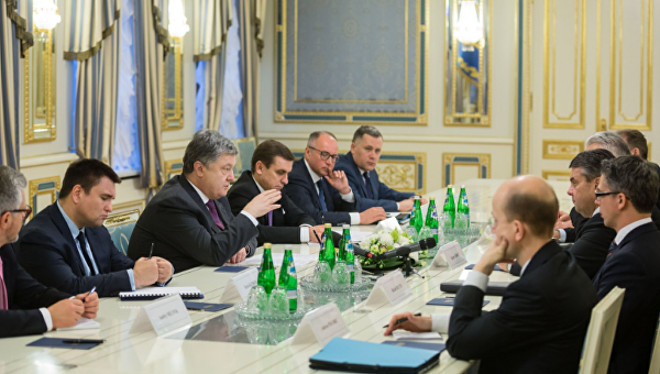 Президент Украины Петр Порошенко обсудил с главой МИД ФРГ Зигмаром Габриэлем
