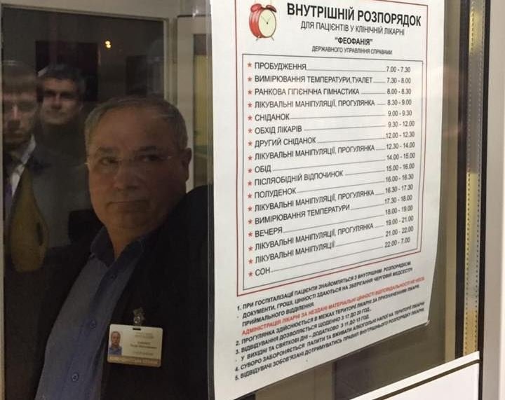 Задержание Романа Насирова. Вахтер не впускает НАБУ в Феофанию