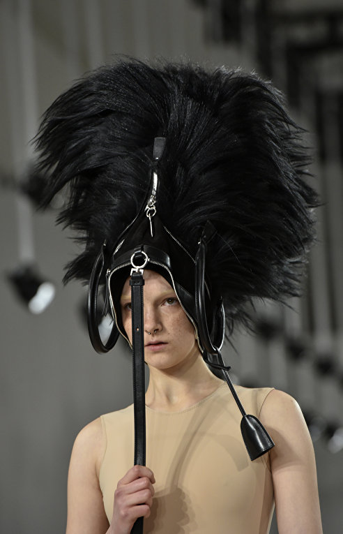 Тренд с Парижской недели моды: сумка на голове