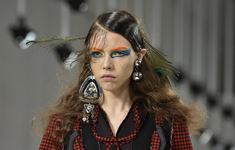 Тренд с Парижской недели моды: сумка на голове