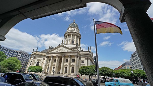 Вид на Немецкий собор от Отеля Хилтон на площади Жандарменмаркт в Берлине. Архивное фото
