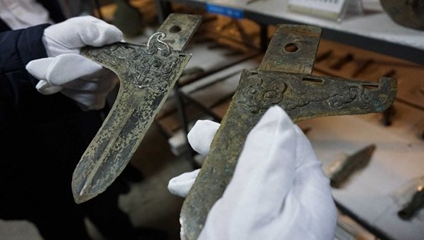 Сотни изделий из бронзы возрастом более 2,2 тыс лет обнаружены в Китае