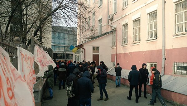 Протестующие под Соломенским судом в поддержку избрания меры пресечения Роману Насирову