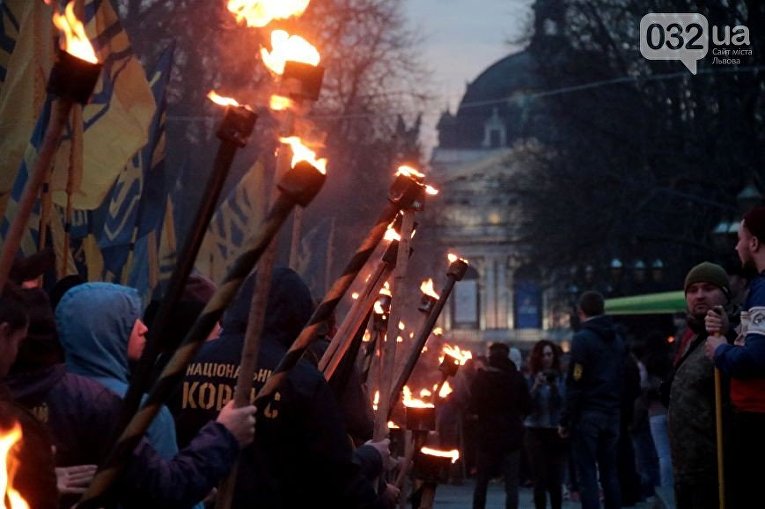 Факельное шествие во Львове в честь Шухевича