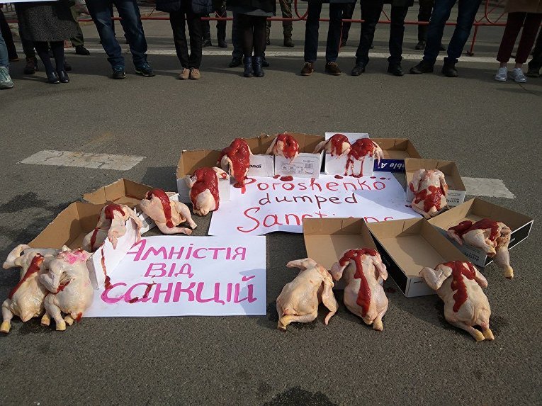 Тушки под АП из-за Иванющенко. Активисты передали благодарность для Порошенко