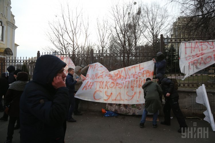 Активисты у Соломенского суда Киева, где рассматривается дело Романа Насирова