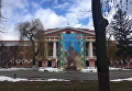 Баннер с изображением Ивана Богуна перед памятником Александру Суворову