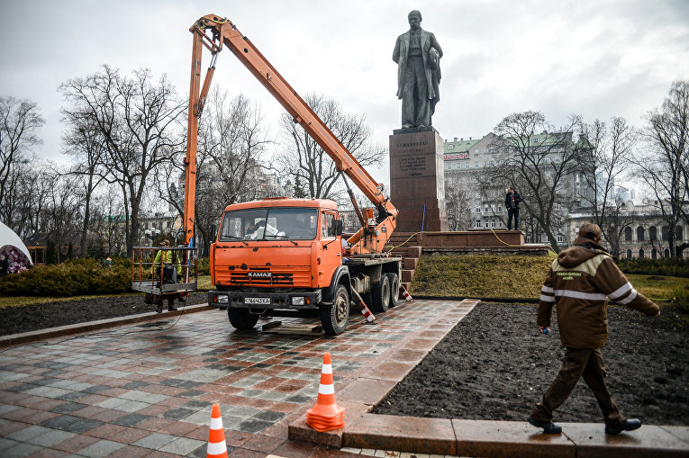 В парке им. Т.Шевченко помыли памятник Кобзарю