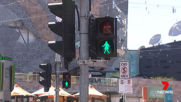 В Мельбурне появились светофоры с зелеными женщинами