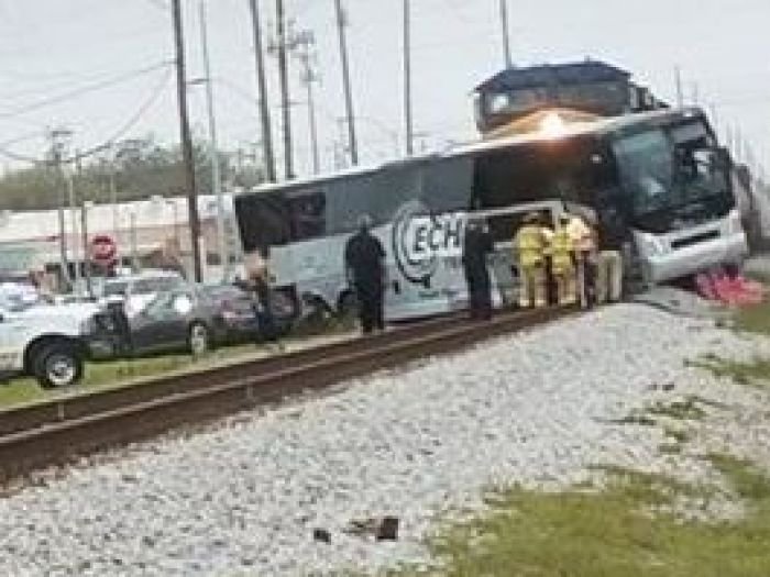 Столкновение поезда и автобуса в американском штате Миссисипи