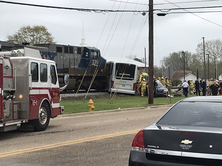 Смертельное столкновение поезда с автобусом в американском штате Миссисипи