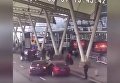 Водитель протаранил толпу в аэропорту в Китае