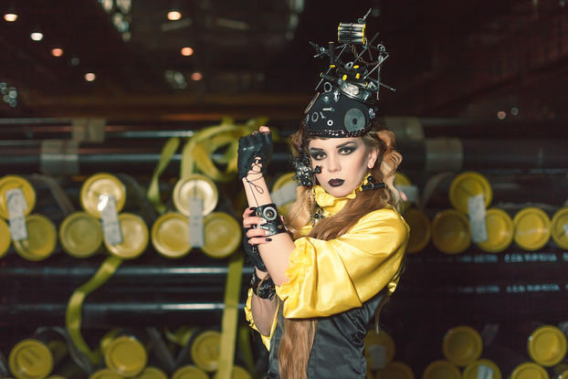 В холдинге Виктора Пинчука устроили странную фотосессию в стиле стим-панк