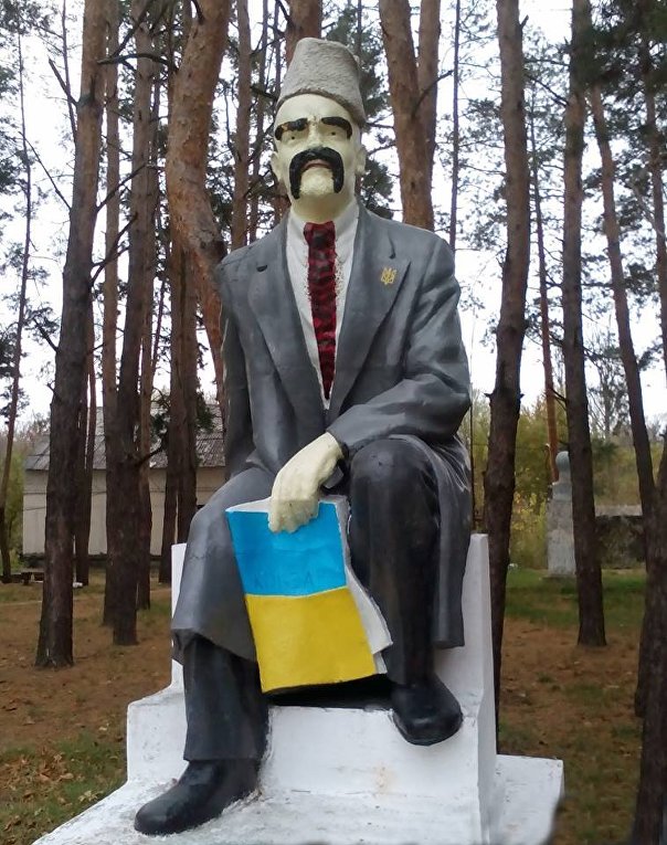 Памятник Ленину превратили в памятник Шевченко в Луганской области