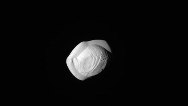 НАСА показало снимки спутника Сатурна, по форме похожего на пельмень