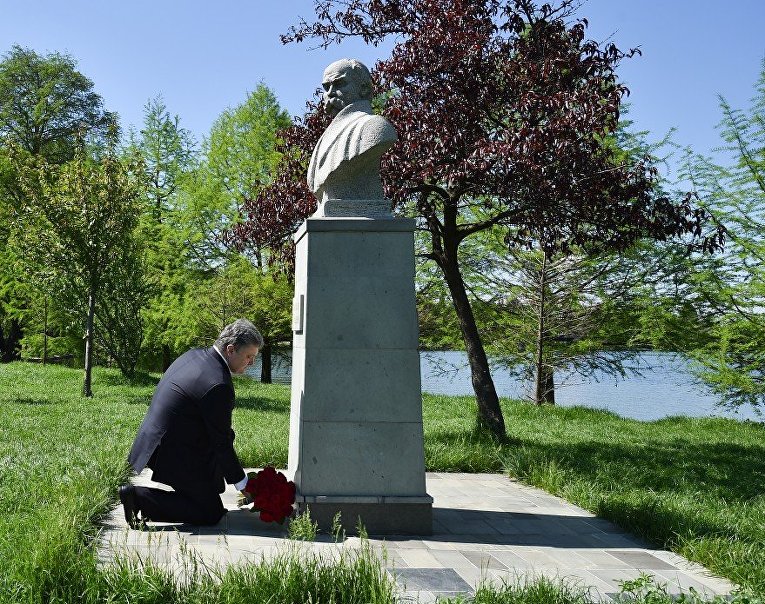 Петр Порошенко у памятника Тарасу Шевченко в Румынии