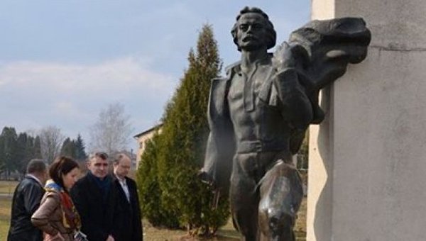 Памятник Ивану Франко во Львовской области после акта вандализма