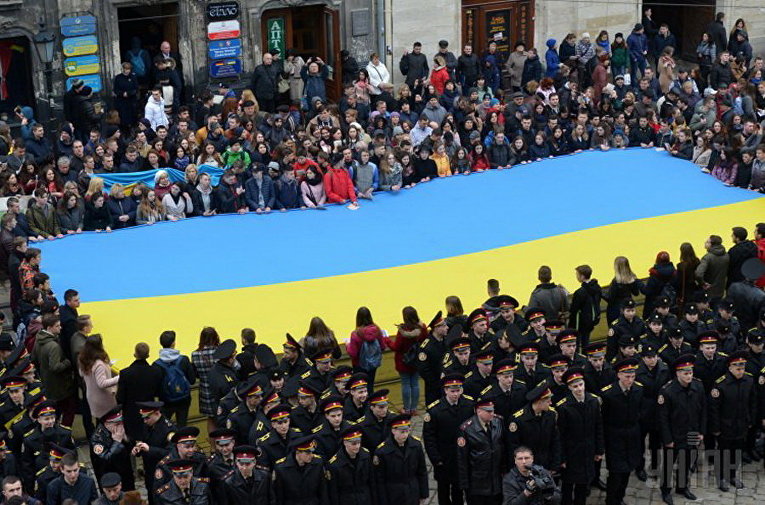 Массовое исполнение Гимна Украины во Львове